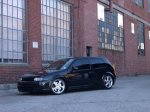 Fetter schwarzer Tuning Golf 4 industriegebaeude