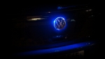 VW Logo Blau beleuchtet